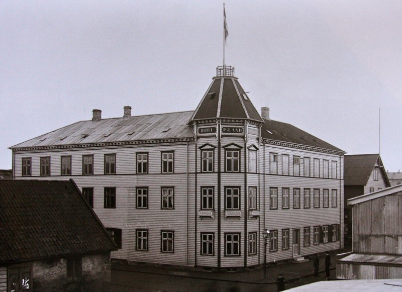 Hótel Ísland á horni Austurstrætis og Aðalstrætis um 1900.