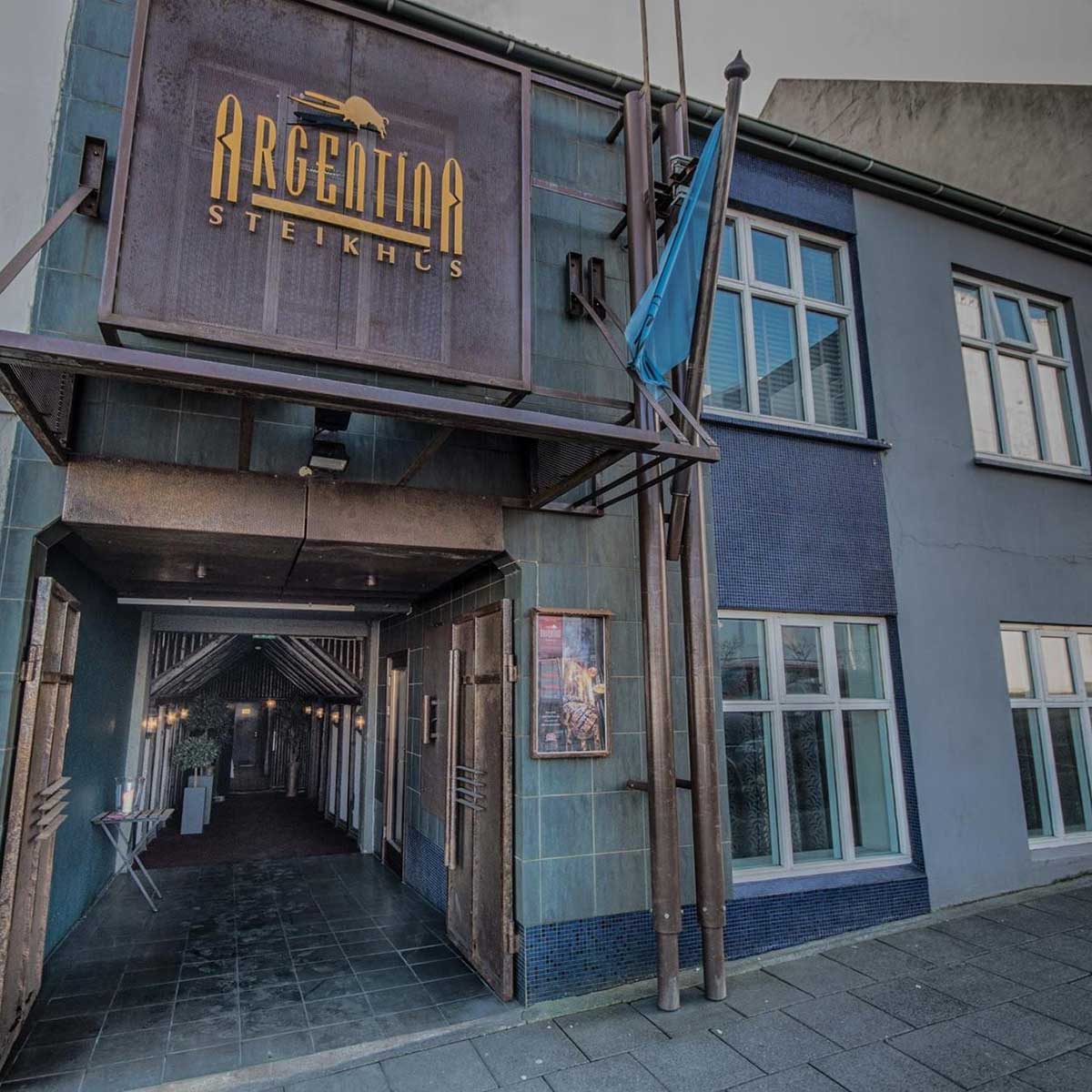 Inngangurinn að Argentínu steikhúsi við Barónsstíg 11a – viðarklæddu göngin inn í salinn.